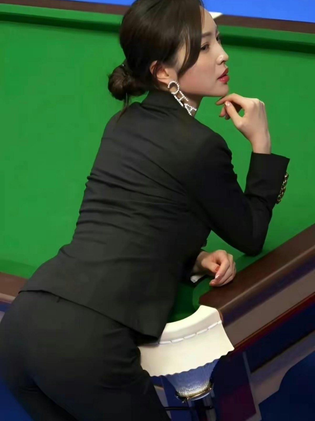 女裁判员在比赛中展现过人执法技能