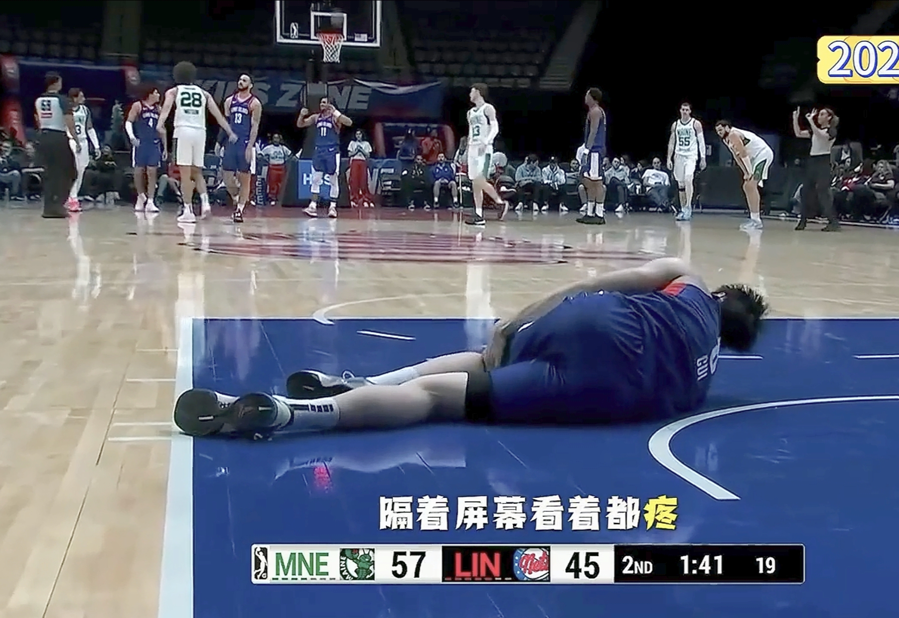 NBA球员受伤下场，球队一度落后