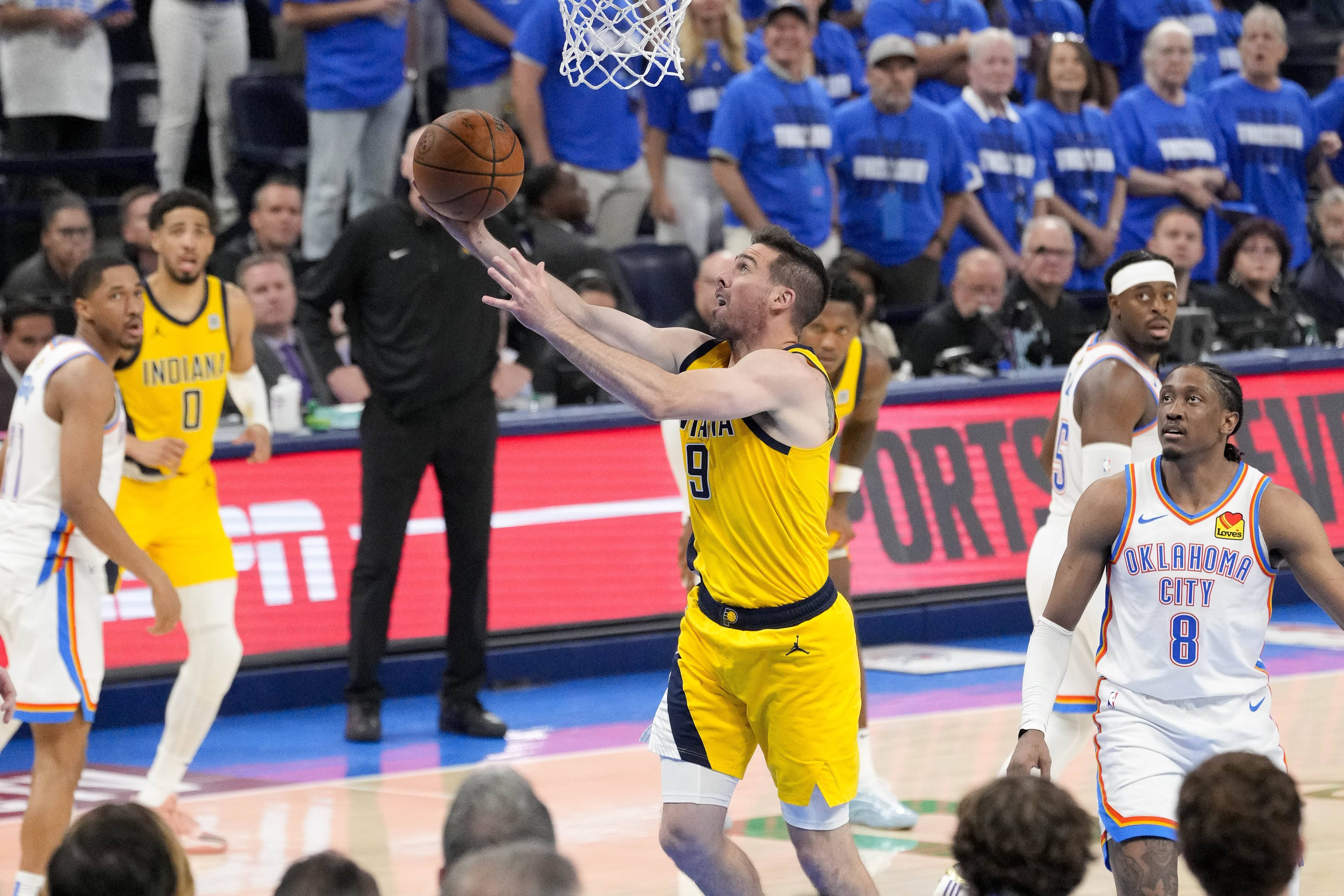 NBA球员受伤下场，球队一度落后