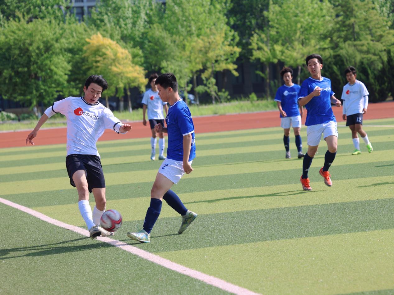 国内足球职业联赛中强队对抗,场面激烈 国内足球职业联赛中强队对抗,场面激烈