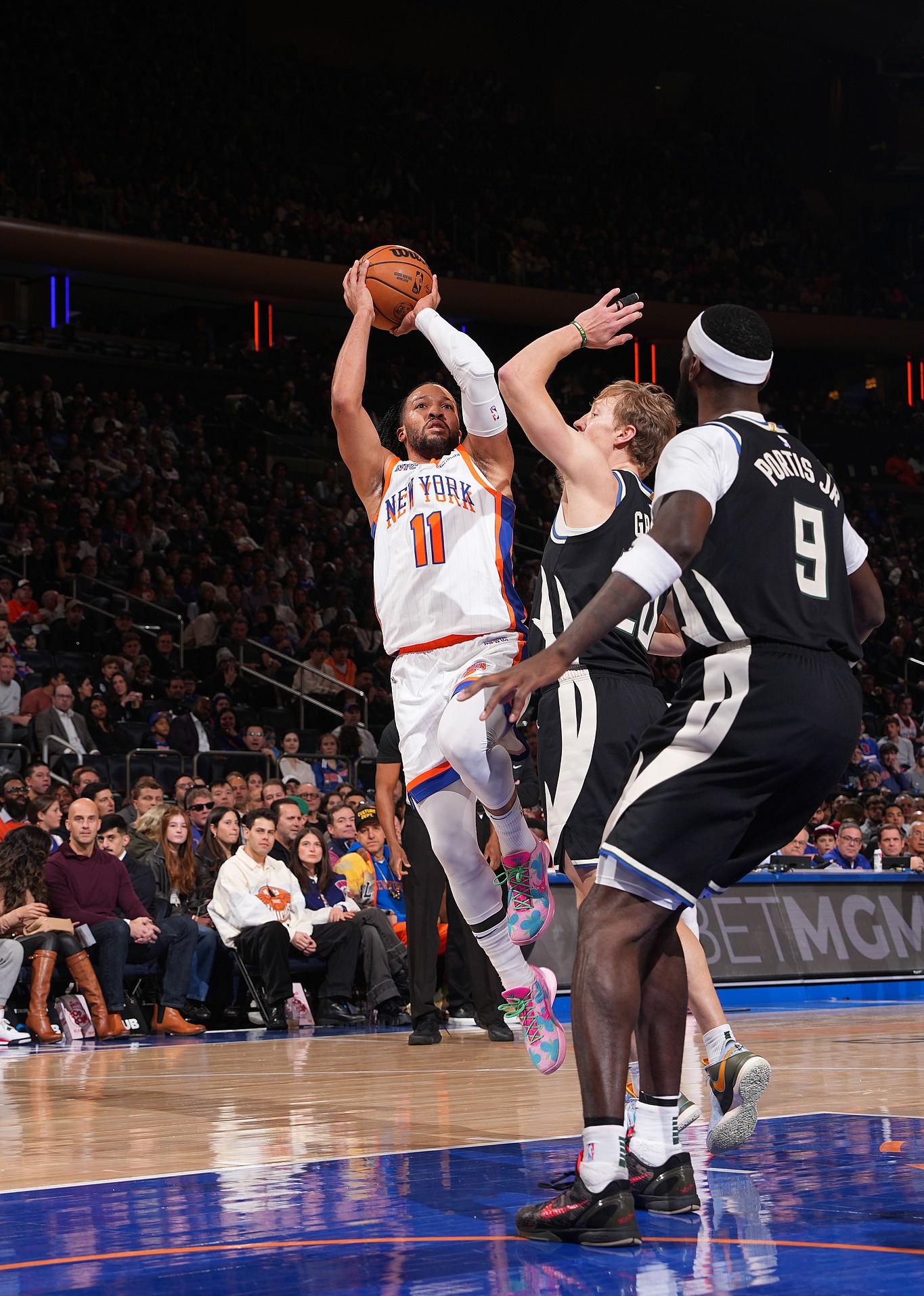 关于猛龙豪取雄鹿胜利,比赛场面激烈精彩的信息 关于猛龙豪取雄鹿胜利,比赛场面激烈精彩的信息