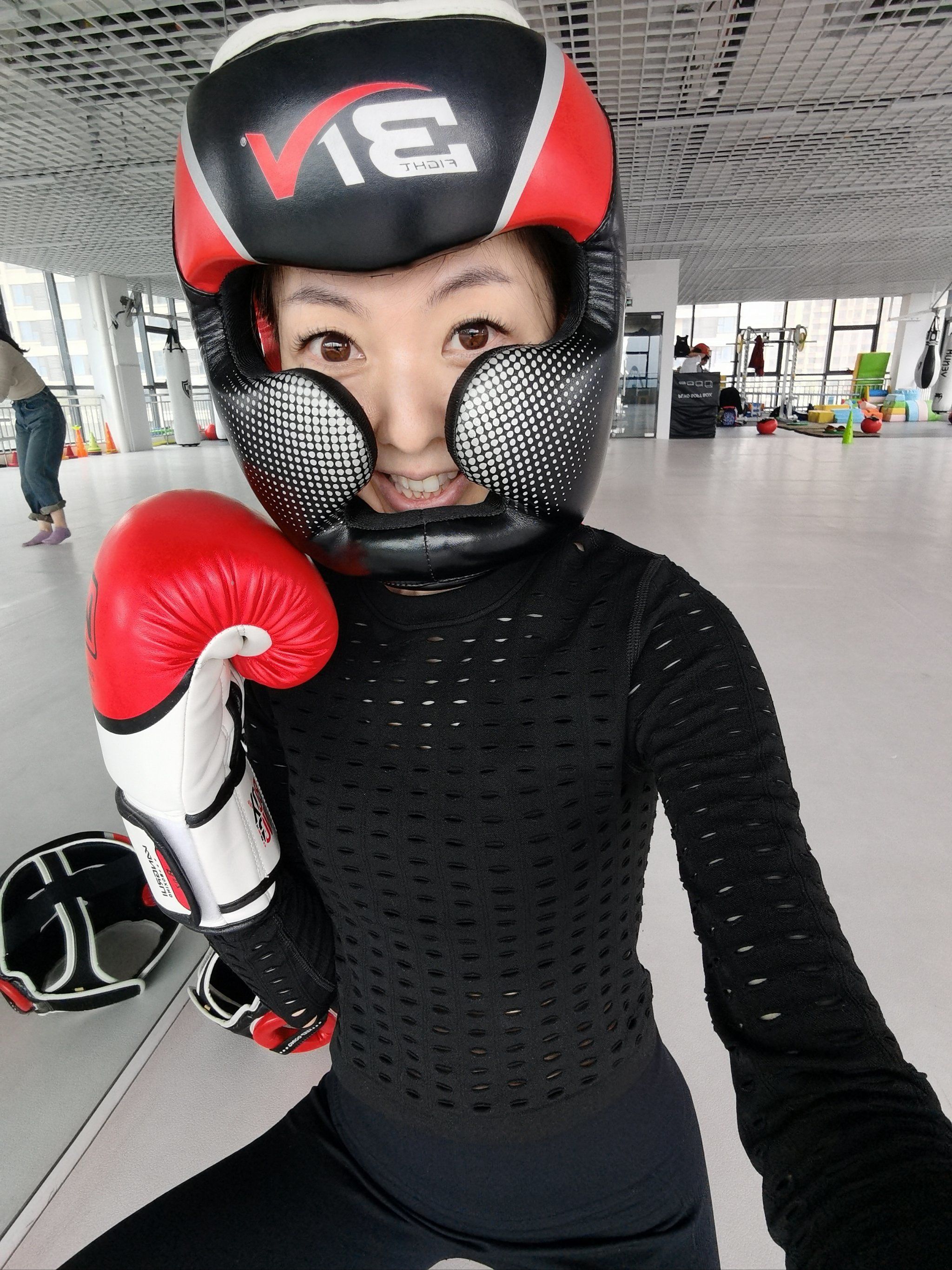 开云官网-坚强不屈！拳击选手斗志昂扬搏击