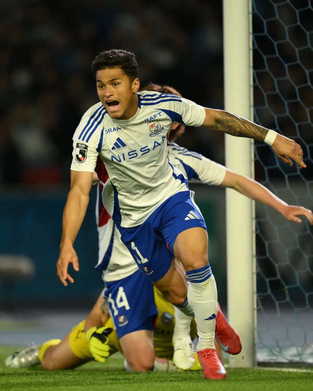 横滨水手队员对决巴萨大将,火药味十足 横滨水手队员对决巴萨大将,火药味十足