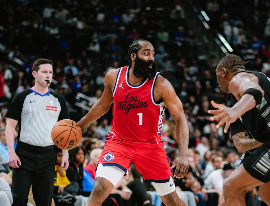 快船横扫马刺,展现强大实力 快船横扫马刺,展现强大实力