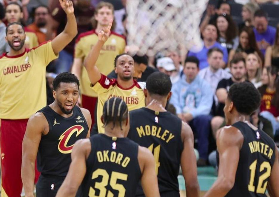 开云体育app-猛龙遭爵士逆转！米切尔砍31分