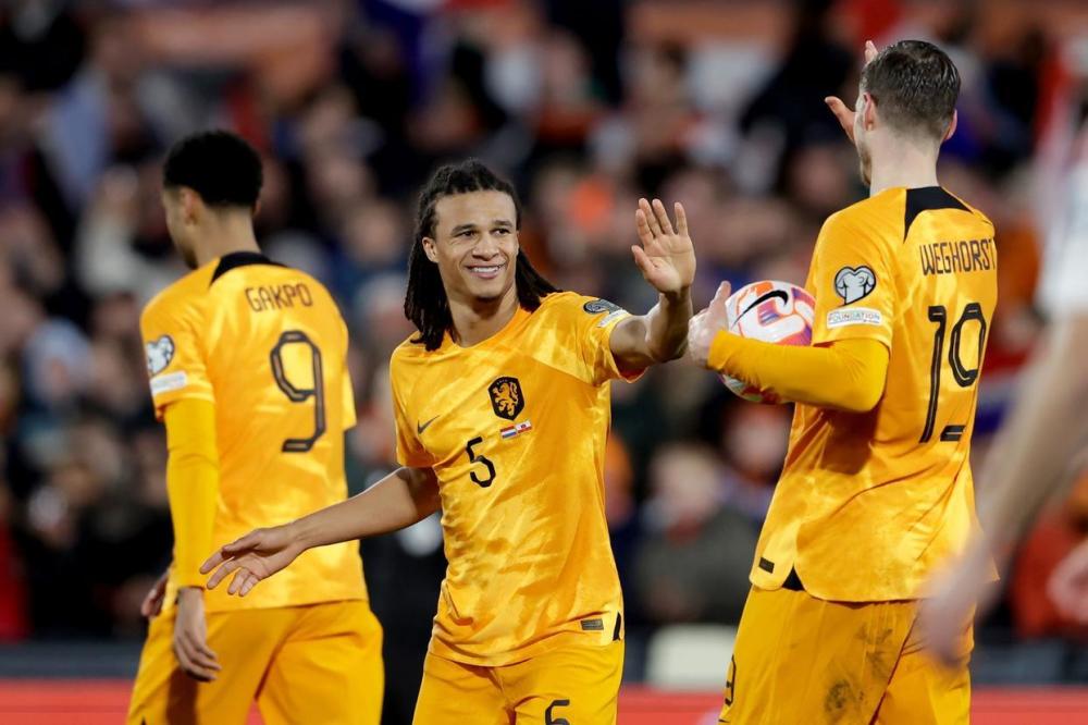 荷兰逆转巴萨,迪马利亚带队取胜 荷兰逆转巴萨,迪马利亚带队取胜